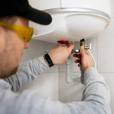 Un técnico certificado realizando el mantenimiento de un sistema de climatización en Jaén.
